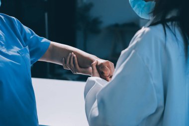 Hastanede Ortopedi uzmanı muayene hasta