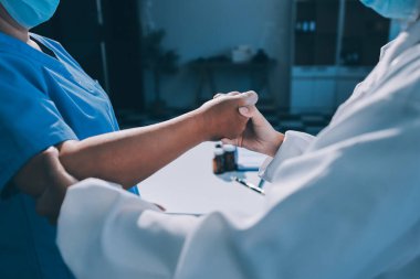 Hastanede Ortopedi uzmanı muayene hasta