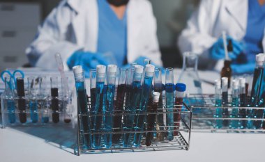 Klinik laboratuvarında çalışan araştırmacılar.