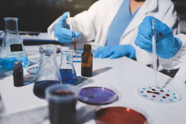 Klinik laboratuvarında çalışan araştırmacılar.