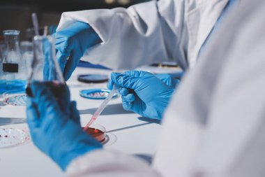 Klinik laboratuvarında çalışan araştırmacılar.