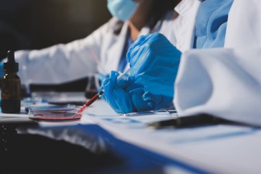 Klinik laboratuvarında çalışan araştırmacılar.