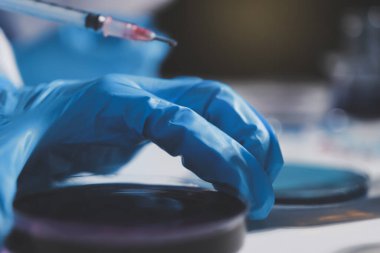 Klinik laboratuvarında çalışan araştırmacılar.