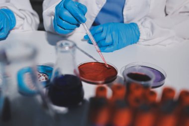 Klinik laboratuvarında çalışan araştırmacılar.