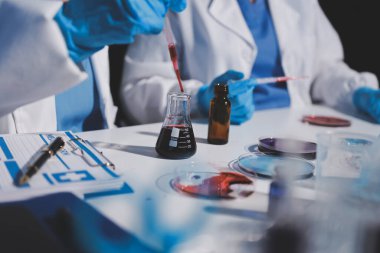 Klinik laboratuvarında çalışan araştırmacılar.