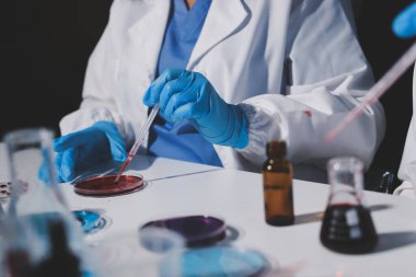 Klinik laboratuvarında çalışan araştırmacılar.