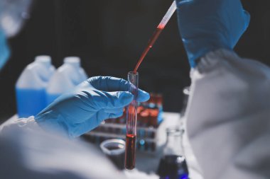 Klinik laboratuvarında çalışan araştırmacılar.