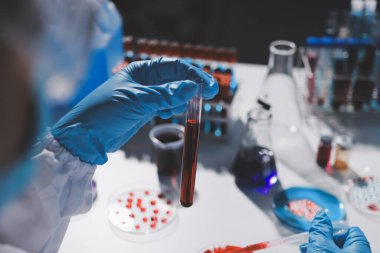 Klinik laboratuvarında çalışan araştırmacılar.