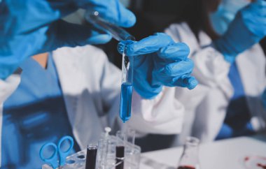 Klinik laboratuvarında çalışan araştırmacılar.