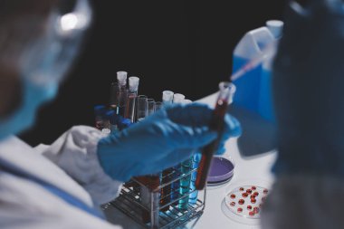 Klinik laboratuvarında çalışan araştırmacılar.