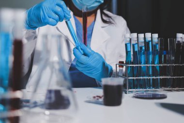 Klinik laboratuvarında çalışan araştırmacılar.