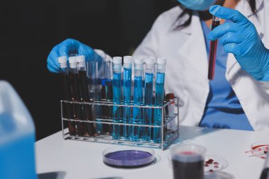 Klinik laboratuvarında çalışan araştırmacılar.