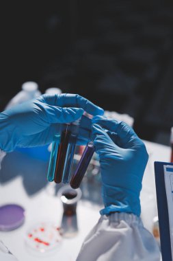 Klinik laboratuvarında çalışan araştırmacılar.