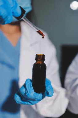 Klinik laboratuvarında çalışan araştırmacılar.