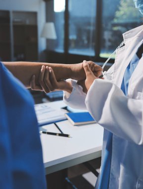 Hastanede Ortopedi uzmanı muayene hasta