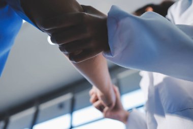 Hastanede Ortopedi uzmanı muayene hasta