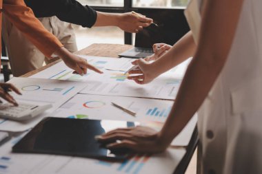 Asya İşletme Ekibi ile yapılan iş görüşmesinde, Finansal Süreç Analizi Projesi 'nin Başarılı Asyalı işadamı bir plan üzerinde çalışma stratejisi ele alındı