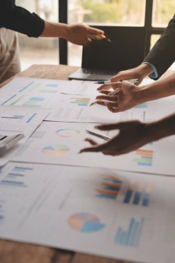 Asya İşletme Ekibi ile yapılan iş görüşmesinde, Finansal Süreç Analizi Projesi 'nin Başarılı Asyalı işadamı bir plan üzerinde çalışma stratejisi ele alındı