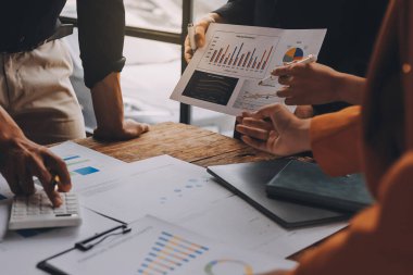 Asya İşletme Ekibi ile yapılan iş görüşmesinde, Finansal Süreç Analizi Projesi 'nin Başarılı Asyalı işadamı bir plan üzerinde çalışma stratejisi ele alındı