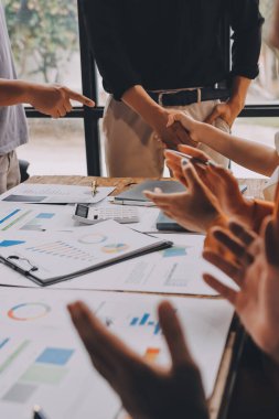 Yaratıcı tasarımcılar bir iş seminerinde alkışlıyorlar. Konferans ve sunumda dinleyen ve alkışlayan Asyalılar.