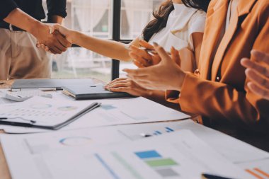 Yaratıcı tasarımcılar bir iş seminerinde alkışlıyorlar. Konferans ve sunumda dinleyen ve alkışlayan Asyalılar.