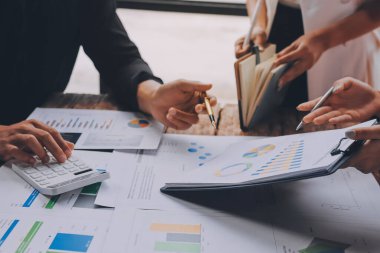 Bilgisayarda dijital tablet ve analitik fiyat grafikleriyle çalışan Asyalı işadamı ve kadın ofis masası, iş finans ve muhasebe analitik kavramı.