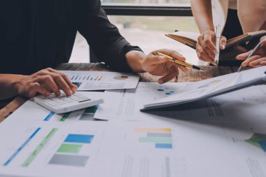 Bilgisayarda dijital tablet ve analitik fiyat grafikleriyle çalışan Asyalı işadamı ve kadın ofis masası, iş finans ve muhasebe analitik kavramı.