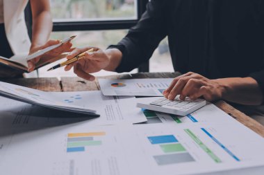 Bilgisayarda dijital tablet ve analitik fiyat grafikleriyle çalışan Asyalı işadamı ve kadın ofis masası, iş finans ve muhasebe analitik kavramı.