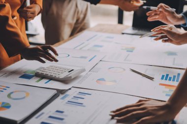 Asya İşletme Ekibi ile yapılan iş görüşmesinde, Finansal Süreç Analizi Projesi 'nin Başarılı Asyalı işadamı bir plan üzerinde çalışma stratejisi ele alındı