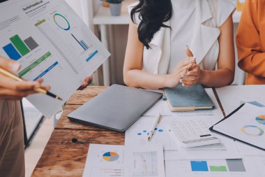 Yaratıcı tasarımcılar bir iş seminerinde alkışlıyorlar. Konferans ve sunumda dinleyen ve alkışlayan Asyalılar.