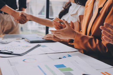 Yaratıcı tasarımcılar bir iş seminerinde alkışlıyorlar. Konferans ve sunumda dinleyen ve alkışlayan Asyalılar.