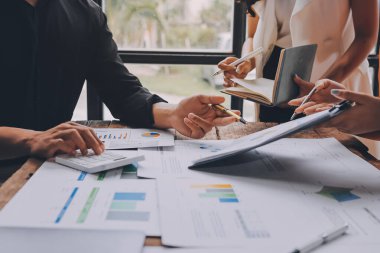 Bilgisayarda dijital tablet ve analitik fiyat grafikleriyle çalışan Asyalı işadamı ve kadın ofis masası, iş finans ve muhasebe analitik kavramı.