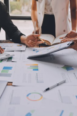 Bilgisayarda dijital tablet ve analitik fiyat grafikleriyle çalışan Asyalı işadamı ve kadın ofis masası, iş finans ve muhasebe analitik kavramı.