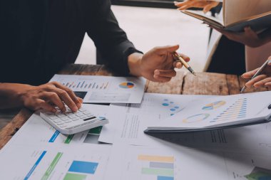 Bilgisayarda dijital tablet ve analitik fiyat grafikleriyle çalışan Asyalı işadamı ve kadın ofis masası, iş finans ve muhasebe analitik kavramı.