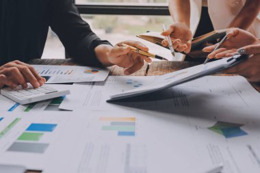 Bilgisayarda dijital tablet ve analitik fiyat grafikleriyle çalışan Asyalı işadamı ve kadın ofis masası, iş finans ve muhasebe analitik kavramı.