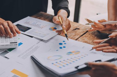 Bilgisayarda dijital tablet ve analitik fiyat grafikleriyle çalışan Asyalı işadamı ve kadın ofis masası, iş finans ve muhasebe analitik kavramı.
