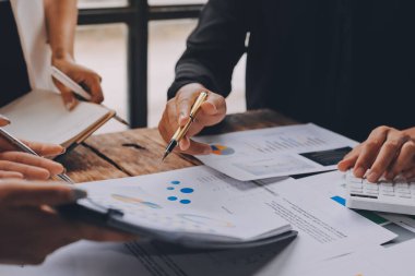 Bilgisayarda dijital tablet ve analitik fiyat grafikleriyle çalışan Asyalı işadamı ve kadın ofis masası, iş finans ve muhasebe analitik kavramı.