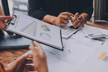 Bilgisayarda dijital tablet ve analitik fiyat grafikleriyle çalışan Asyalı işadamı ve kadın ofis masası, iş finans ve muhasebe analitik kavramı.