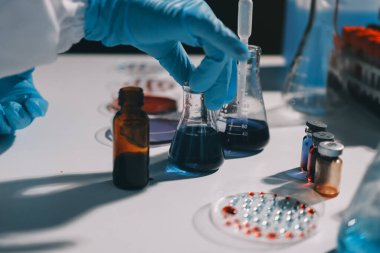 Klinik laboratuvarında çalışan araştırmacılar.