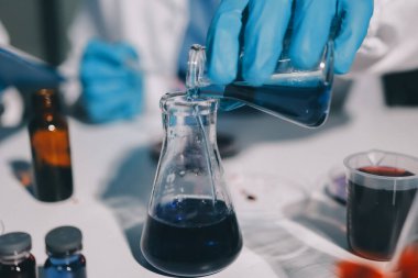 Klinik laboratuvarında çalışan araştırmacılar.