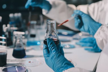 Klinik laboratuvarında çalışan araştırmacılar.