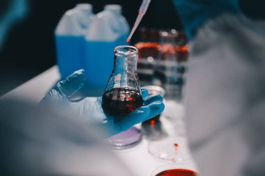 Klinik laboratuvarında çalışan araştırmacılar.