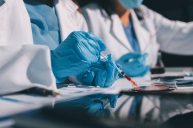 Klinik laboratuvarında çalışan araştırmacılar.