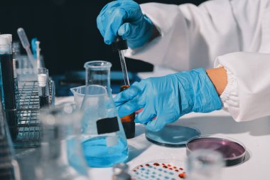 Klinik laboratuvarında çalışan araştırmacılar.