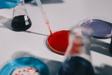 Klinik laboratuvarında çalışan araştırmacılar.