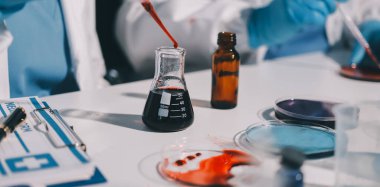 Klinik laboratuvarında çalışan araştırmacılar.