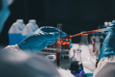 Klinik laboratuvarında çalışan araştırmacılar.