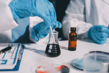 Klinik laboratuvarında çalışan araştırmacılar.