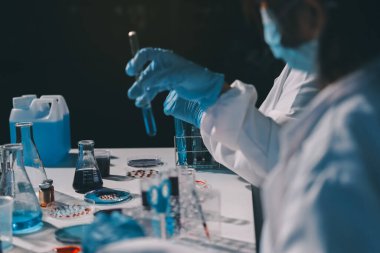 Klinik laboratuvarında çalışan araştırmacılar.