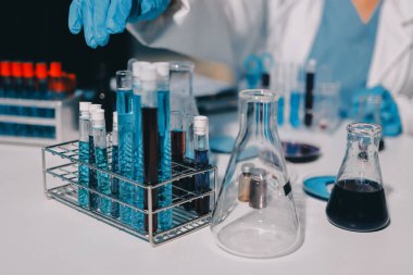 Klinik laboratuvarında çalışan araştırmacılar.